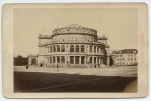 Dresden-Altstadt. Hoftheater (1838-1841, G. Semper; 1869 Zerstörung und Abtragung). Blick über den Theaterplatz von Südosten. Fotografie von Hermann Krone (Kabinett: weißer Karton mit rotem Aufdruck)