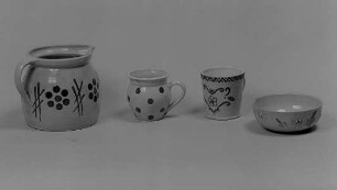 Milchtopf, zwei Tassen und Schale : Milchtopf, zwei Tassen und Schale. Irdenware, Engobe, bemalt (Malhorn), glasiert (nach 1910; K. Feuerriegel). Frohburg: Museum im Schloß Frohburg V 25/89, V 26/89, V 27/89, V 28/89