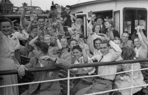 Dampferfahrt von Treptow : Winkende Schiffspassagiere