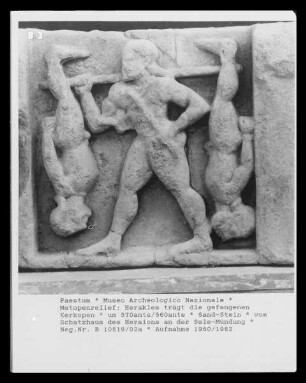 Metopenrelief: Herakles trägt die gefangenen Kerkopen