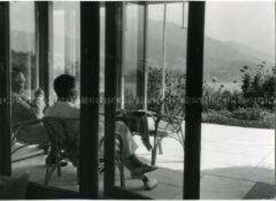 Ludwig Erhard und Architekt Sep Ruf auf der Terrasse des Hauses am Tegernsee
