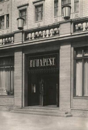 Berlin, Karl-Marx-Allee, Ecke Fruchtstraße, Eingang zum Café Budapest
