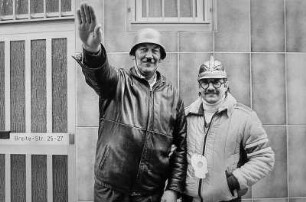 Zwei Karnevalisten beim Kölner Straßenkarneval, 05.03.1984. Einer zeigt den Hitlergruß, trägt einen Hitlerbart und Stahlhelm. Der andere Mann trägt eine Pickelhaube