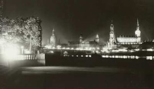 Dresden, Blick vom Neustädter Elbufer, Pavillon am Japanischen Palais nach Südosten auf die Altstadt bei Nacht