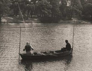 Berlin-Plötzensee. Zwei Angler in einem Ruderboot. Ihr Boot ist an zwei Stöcken vertäut