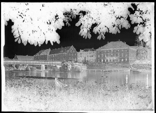 Staustufe Schweinfurt. Blick vom Schleusentrenndamm auf das Krafthaus, rechts die Maxbrücke.