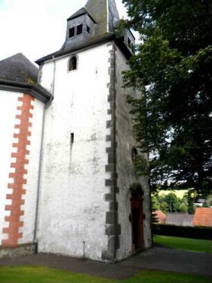 Turm von Norden über Kirchhof