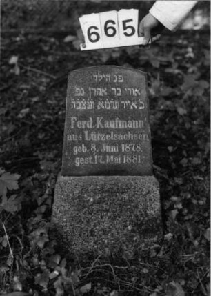 Grabstein 665 (Index: 99802992) Material: Granit, poliert Zustand: gut Maße HxBxT: 63x30x10 cm Beschreibung: Sockel, Stele mit Flachbogenabschluß: Grabstein 665