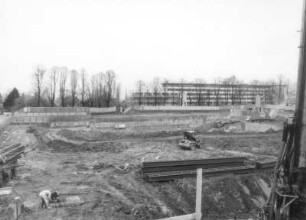 Baustelle Sächsische Landesbibliothek - Staats- und Universitätsbibliothek Dresden, Zentralbibliothek. Erdbau, Arbeiten mit Radlader. Blick zum Bürogebäude Zellescher Weg 17 : Dresden-Räcknitz, Zellescher Weg 18. Baustelle Sächsische Landesbibliothek - Staats- und Universitätsbibliothek Dresden, Zentralbibliothek. Erdbau, Arbeiten mit Radlader. Blick zum Bürogebäude Zellescher Weg 17