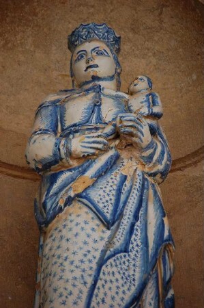 Bemalte Madonna aus Keramik an einer Kirche in der Kleinstadt Obidos