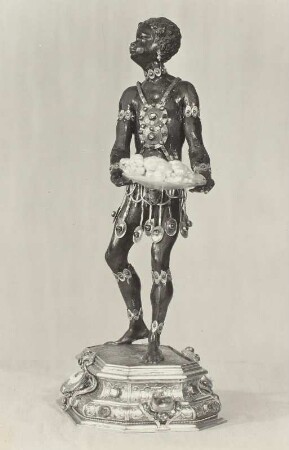 Neger mit einer Perlenmuschel in den Händen