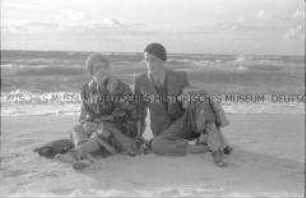 Florentine und Alexander Fleischhut am Strand von Köslin
