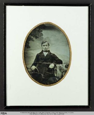 Portrait eines sitzenden Mannes vor gemalter Landschaft