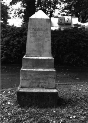 Grabstein 37 (Index: 100101451) Material: Sandstein, unterster Sockel Kalkstein Zustand: gut Maße HxBxT: 136x30x17 cm Beschreibung: Obelisk, getreppter Sockel: Grabstein 37