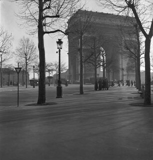 Blick auf den Arc de Triomphe (Aufnahme im Rahmen der Fotokampagne im besetzten Frankreich)