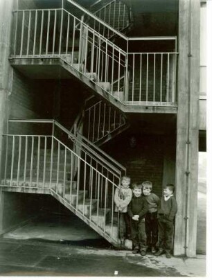 Kinder posieren an der Treppe zur Hyde Park Terrace, Sheffield