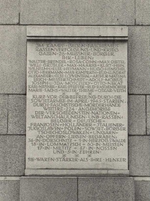 Denkmal für die Opfer des antifaschistischen Widerstandskampfes mit Sockel des König-Albert-Denkmals