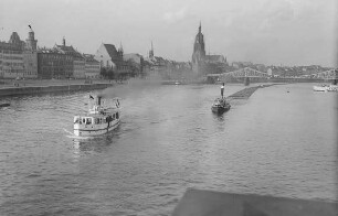 Frankfurt, Stadtansicht : Frankfurt. Blick vom linken Mainufer gegen Stadtzentrum mit katholischer Kirche Sankt Leonhard, Mainkai, Eisernem Steg und Dom von Südwesten