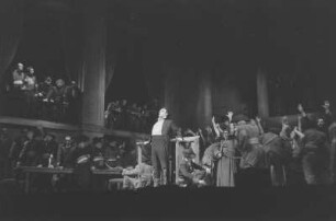 Szenenbilder aus der Oper "Dantons Tod" von Gottfried von Einem an der Deutschen Staatsoper Berlin: mit Hans Reinmar in der Titelrolle und Erich Witte als Robespierre, Elisabeth Grümmer u. a. : Szene mit Hans Reinmar als Danton (Mitte)
