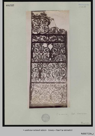 Hälfte eines Tores im Treppenhaus des Palazzo Farnese in Piacenza mit floralem Dekor und stilisierten Lilien, den Wappenblumen der Familie Farnese