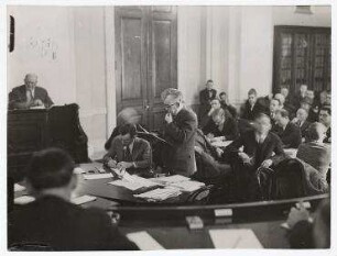 Senator John E. Rankin spricht während der Anhörung zum Hoover Moratorium, Washington D.C.. John E. Rankin