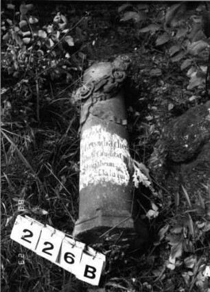 Grabstein 226 (Index: 100095859) Maße HxBxT: 155x43x43 cm Symbolik: Trauerkranz: Grabstein 226B