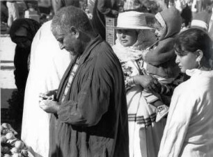 Tunesische Familie auf dem Markt