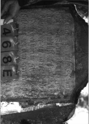 Grabstein 468 (Index: 99789266) Material: Sandstein Zustand: stärker verwittert im unteren Teil Maße HxBxT: 82x59x10 cm: Grabstein 468E