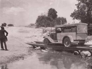 Einfache Brücke als Flussquerung, südliches Tanganyika Territory : Tanganyika Territory (heute: Tansania). Kleiner Ruaha, Überquerung des Flusses mittels einer einfachen Brücke mit dem Auto, 1936