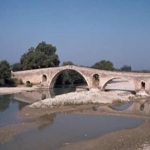 Die Brücke von Arta über den Arachthos-Fluss