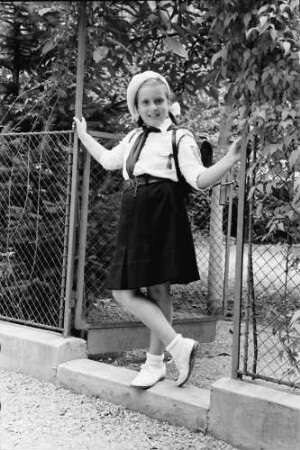 Bukarest: Haus Meixner, Lilian Meixner in Schuluniform