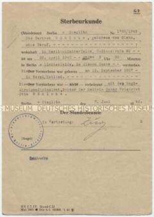 Nachträglich ausgestellte Sterbeurkunde für eine Frau, die am 26. April 1945 in ihrem Haus von einem betrunkenen sowjetischen Soldaten erschossen wurde - Personenkonvolut