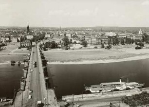 Dresden, Augustusbrücke : Dresden. Blick vom Georgentor über die Augustusbrücke und die Elbe zur Neustadt, am Anlegeplatz Dampfer "Dresden" (1926, Werft Laubegast)