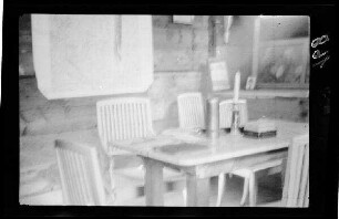 Tisch im Inneren eines Hauses