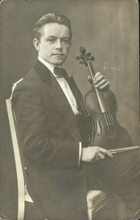 [Violinist auf einem Stuhl]