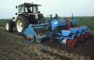 Fotografie: Säverfahren, Einzelkornsaat, Mais, Spatenpflug, Reihendüngung