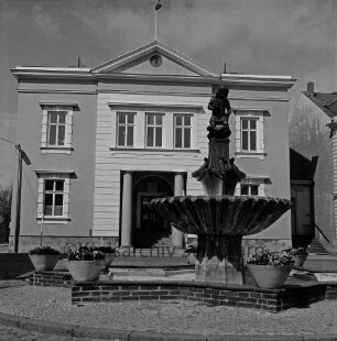 Historisches Rathaus: Hagenstraße / Marktplatz: rechts Gänseliesel-Brunnen mit Blumenschmuck: dahinter Hausecke