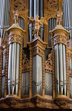 Frankreich. Centre. Indre et Loire. Tours. Cathedrale Saint Gatien. Gotik. Orgel unter der suedlichen Fensterrose