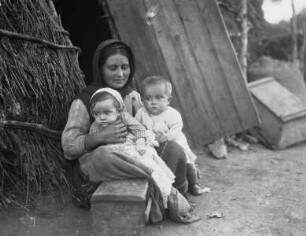 griechische Frauen mit Kleinkindern vor ihrer Hütte