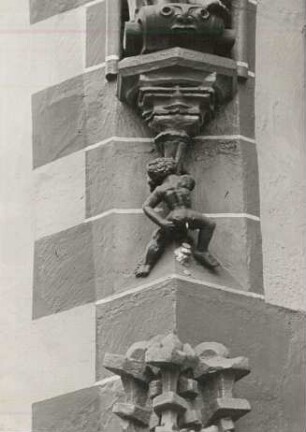 Dukatenmännchen : Holzplastik an Nordost-Ecke des Kaiserworth (1494 als Gildehaus der Gewandschneider erbaut)