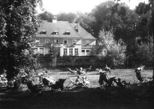 Berggießhübel (Bad-Gottleuba-Berggießhübel), Sebastian-Kneipp-Straße 11. Kurhotel und Gaststätte "Sächsisches Haus" (um 1930). Ansicht von der Liegewiese des Paul-Linde-Hauses