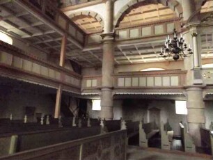 Langhaus (frühbarocker Neuabu 17 Jh) Innen-Ansicht im Nordwesten mit doppelstöckigen Emporen sowie Ausstattung