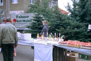 Apfelfest Herbst 1993: Apfeltheke mit Obstsäften und Apfelstiegen