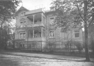 Dresden-Weißer Hirsch, Lahmannring 10. Villa Katharinenhof (1892 (?); W. Seifert). Straßenansicht mit Einfriedung