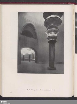 Großes Schauspielhaus in Berlin. Lichtsäulen im Foyer