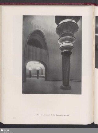 Großes Schauspielhaus in Berlin. Lichtsäulen im Foyer