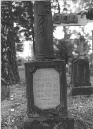 Grabstein 547 (Index: 99787920) Material: Sandstein und Marmor Zustand: Säule gespalten, sonst gut Maße HxBxT: 141x37x37 cm Symbolik: abgebrochene Säule, Efeuranke, Rose Besonderheit: Kindergrab: Grabstein 547