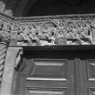 Fidenza, Dom S. Donnino, Westfassade, Mittelportal, nördl. Wandabschnitt (li.), Teil des Relieffrieses am Türsturz