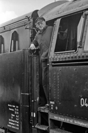 Schmalfeldt, Henning: Lokführer aus Ahrensburg bei seiner Arbeit an einer Oldtimer-Lokomotive, Baureihe 042 der Firma Borsig