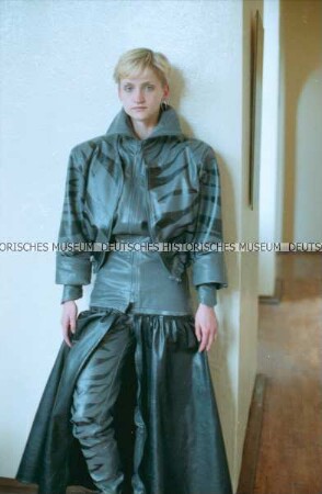 Modell in grauem Lederensemble (Hose, Jacke, Rock) der Designergruppe Allerleirauh